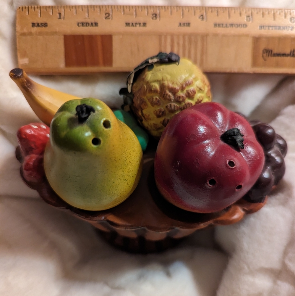 Vintage 1950s fruit basket salt and pepper